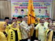 Ketua DPD Golkar Sijunjung, Benny Dwifa Yuswir (kiri) bersalaman dengan Sekretaris DPD Golkar Provinsi Sumbar, Desra Anantanur selepas menerima pataka partai.