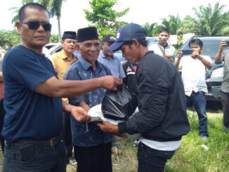Ketua Plasma Ninik Mamak Nagari Bawan, Yurnalis. menyerahkan Bantuan Sembako..kepada Karyawan plasma.