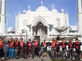 Komunitas sepeda Go Gowes Genre Ranah Minang (3G RM) saat mengelilingi kawasan wisata Tapi Laut di Kota Padang.