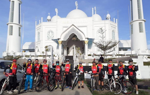 Komunitas sepeda Go Gowes Genre Ranah Minang (3G RM) saat mengelilingi kawasan wisata Tapi Laut di Kota Padang.