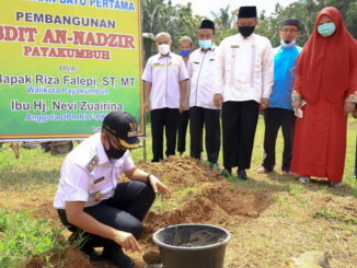 Peletakan batu pertama pembangunan gedung SDIT An-Nadzir oleh Wawako Payakumbuh Erwin Yunaz.