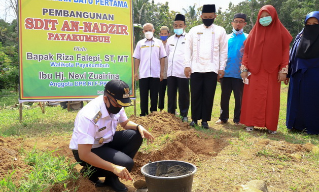 Peletakan batu pertama pembangunan gedung SDIT An-Nadzir oleh Wawako Payakumbuh Erwin Yunaz.
