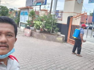Penyemprotan SMP Negeri I Payakumbhh dengan desinfektan sebelum KBM dimulai.
