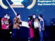 Penyerahan Anugerah Meritokrasi dari Ketua KASN, Agus Pramusinto kepada Kepala BKSDM Bukittinggi, Sustinna, mewakili wali kota selaku pejabat pembina kepegawaian di Hotel Bidakara Jakarta.