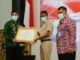 Wako Deri Asta menerima penghargaan Peduli HHAM dari gubernur Irwan Prayitno.