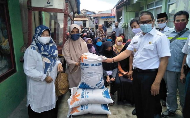 Wako Ramlan Nurmatias saat menyerahkan bansos sebelumnya.