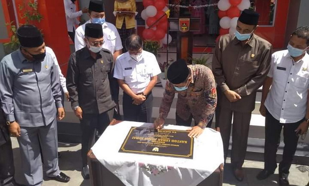Wako Ramlan menandatangani prasasti peresmian kantor lurah Pakan Kurai disaksikan ketua DPRD Herman Syofyan.