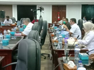 Anggota DPRD Simbar sat mengikuti Rapat Paripurna tindak lanjut LHP BPK Kepatuhan atas Penanganan Covid Tahun 2020