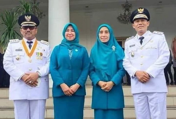 Benny Utama dan Sabar AS bersama istri.