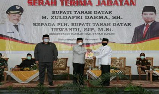 Bupati Tanah Datar Zuldafri Darma menyerahkan memori serah terima kepada Sekda Tanah Datar yang menjabat sebagai Plh Bupati.