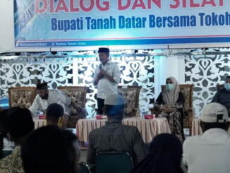 Bupati Zuldafri Darma saat memberi sambutan.