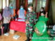 Dandin Letkol Czi Bagus Madyanto saat menyerahkan bantuan.