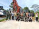 Foto bersama Dandim 0319/Mentawai, Letkol Czi, Bagus Mardyanto bersama Tim Pra TMMD ke- 110, di salah satu unit kerja excavator.