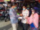 Gubernur Irwan Prayitno saat membagikan masker.