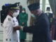 Gubernur Mahyeldi memasangkan simbol kepala daerah kepada bupati Limapluh Kota.