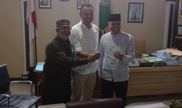 Ketua Tim Sukses, Muchlis Anwar (kiri) bersama Cabup, Benny Dwifa Yuswir (tengah) dan Cawabup, Irradatillah (kanan).