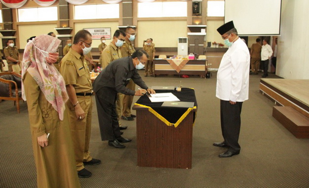 Penandatangan perjanjian kerjasama antra Bupati Solok denan Kepla SKPD.