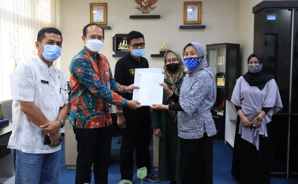 Penyerahan bantuan pinjaman modal dari LPDB untuk koperasi IWAPI Payakumbuh.