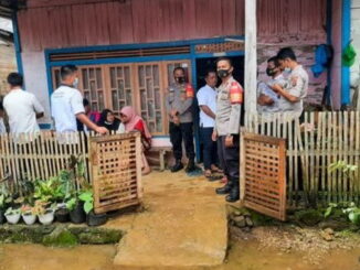 Petugas kepolisian saat di TKP.