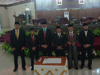 Pimpinan DPRD Kabupaten Sijunjung foto bersama dengan Calon Bupati terpilih, Benny Dwifa Yuswir (kiri) dan Cabup terpilih, Iradatillah (kanan) .