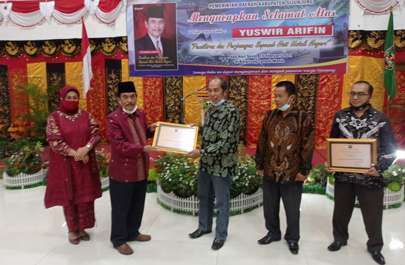 Pimred Portal Berita Editor, Yurnaldi tengah menerima penghargaan dari Bupati Sijunjung, Yuswir Arifin (kiri).