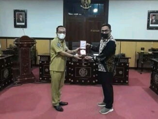 Saling tukar cendera mata di Mataram.