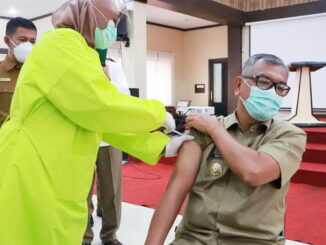 Wako Payakumbuh tengah diberikan vaksin covid 19 oleh vaksinator.