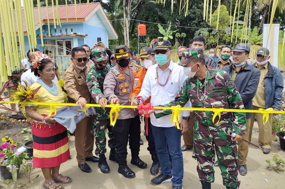 Bupati Mentawai Yudas Sabagalet saat peresmian 40 unit perumahan untuk keluarga nelayan di dusun Bose.