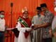 Bupati Rusma Yul Anwar menyerahkan topi kepada juara tahfidz