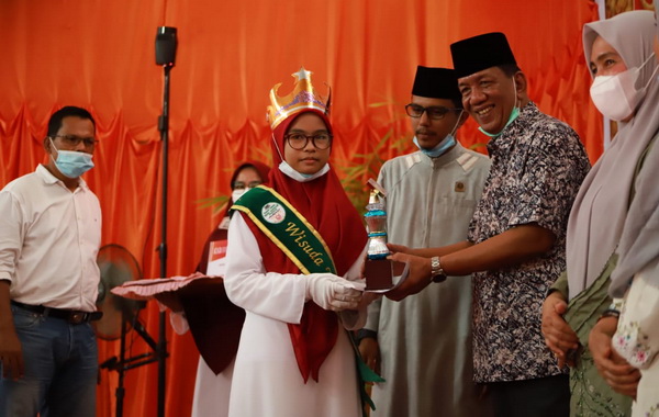 Bupati Rusma Yul Anwar menyerahkan topi kepada juara tahfidz