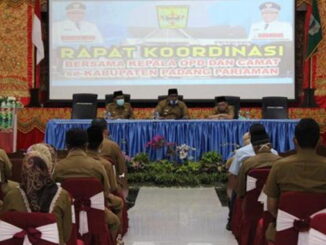 Bupati Suhatri Bur (tengah) yang didampingi Wabup Rahmang (kiri) dan Sekda Jonpriadi, SE, MM (kanan) memimpin rapat koordinasi .