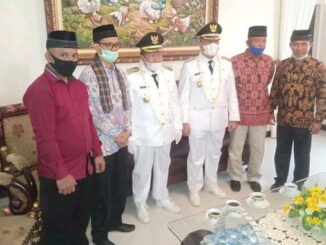 Bupati dan Wakil Bupati Agam foto bersama dengan Tim Pemenangan, Helmon, Dt. Hitam.