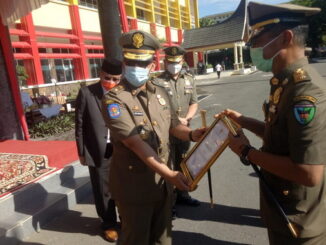 Dailipal saat menerima piagam penghargaan dari gubernur Sumbar.
