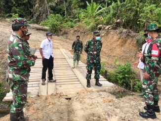 Dansatgas TTMD 11o saat peeninajuan pembukaan jalan di Mentawai.