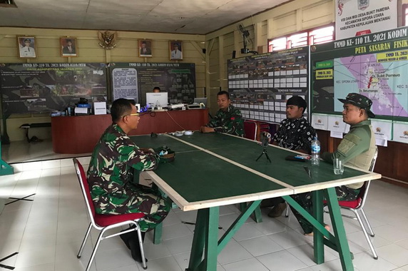 Diskusi ringan di posko TMMD ke -110 Kodim 0319 Mentawai bersama Kepala Desa Bukit Pamewa.