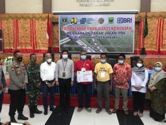 Foto bersama usai menerima ganti rugi.