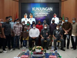 Foto bersama usai penyerahan bantuan.