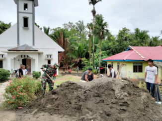 Goro anggota Satgas TMMD dengan masyarakat Goisooinan.