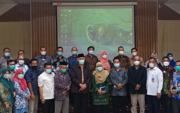 Gubernur Mahyeldi bersama kepala SKPD di Balitbu Aripan.