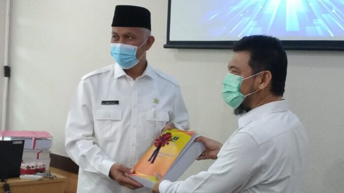 Gubernur Mahyeldi menyerahkan LKPD 2020 kepada Plh Kepala BPK RI Perwakilan Sumbar.