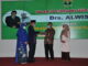 Gubernur Mahyeldi menyerahkan cendera mata kepada Alwis yang memasuki masa purna tugas.