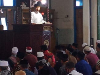 Gubernur Mahyeldi saat menyampaikan khutbah.