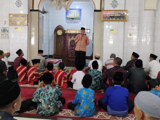 Gubernur Mahyledi saat memebri ceramah.