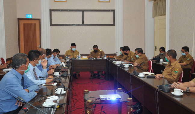 Gubernur Sumbar bersama lembaga terkait saat membahas masalah peningkatan ekonomi msyarakat.