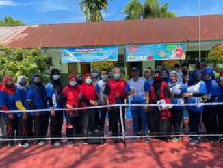 Guru yang mengikuti pelatihan pickleball.