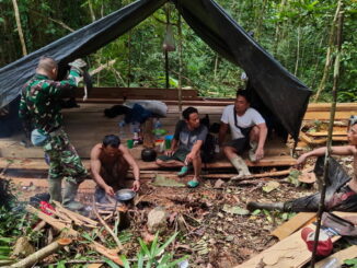 Kegiatan anggota Satgas TMMD Mentawai yang jauh dari pemukikan.