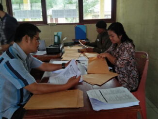 Kepala Sekolah SMPN 01 Sipora Kecamatan Sipora selatan bersama tim guru mempersiapkan packing soal ujian PTS.