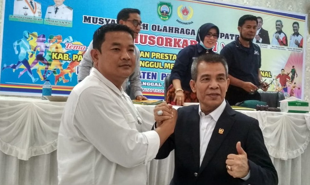 Ketua KONI Pasaman terpilih bersama Ketua Umum KONI Provinsi Sumatera Barat di aula lantai 3 kantor Bupati Pasaman.