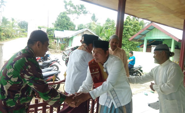 Komsos anggota TMMD Mentawai dengan masyarakat.
