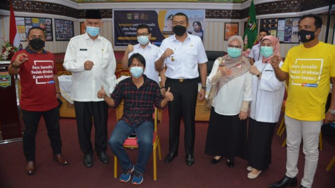 Mahyeldi bersama wartawan yang divaksinasi.